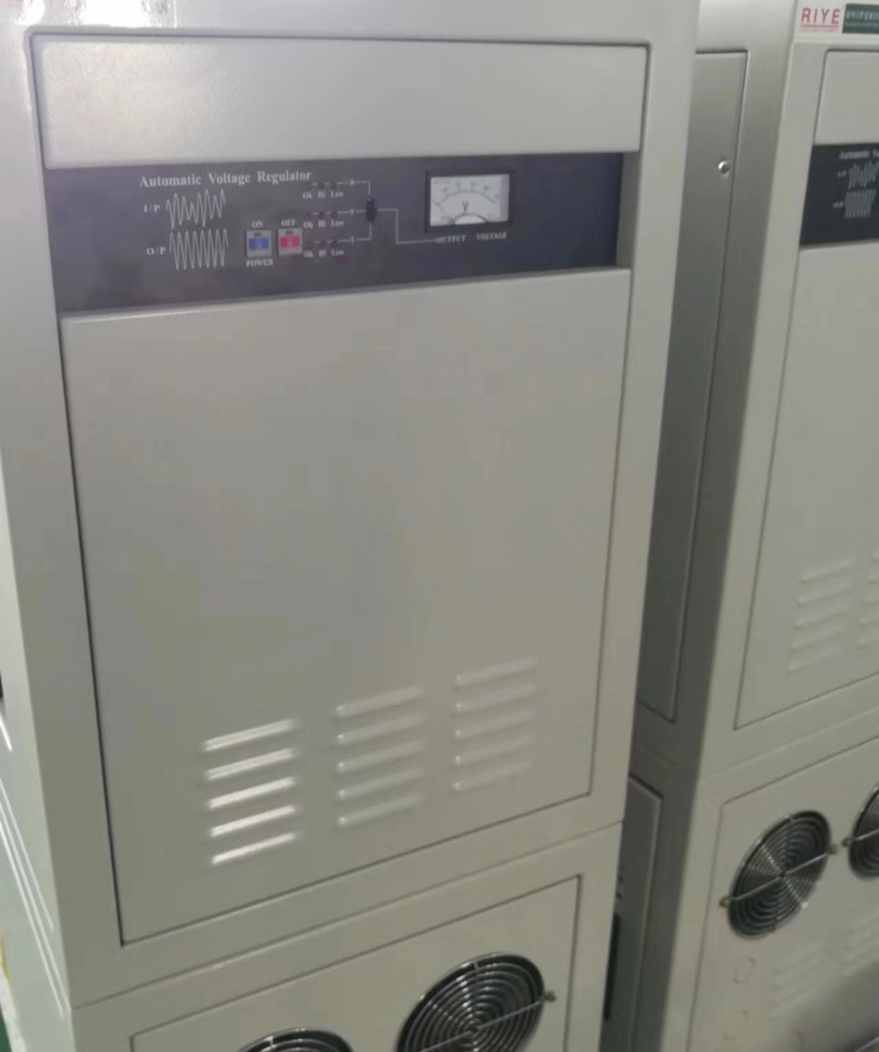 交流穩(wěn)壓器